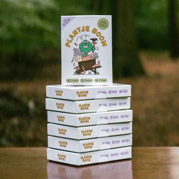 Een stapel van het spel Plantje Boom op een tafel.