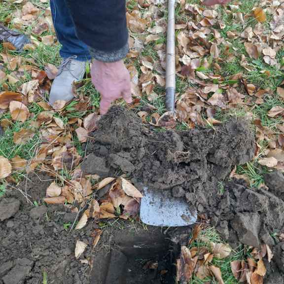 Een schep in de grond.