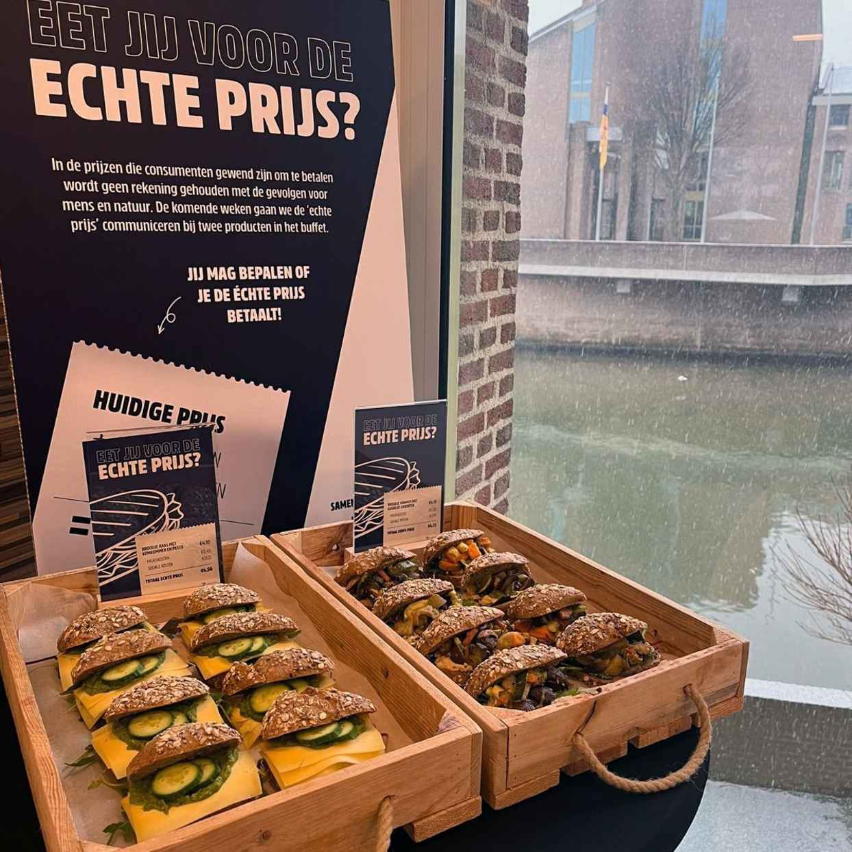 Broodjes met de verkoopprijs en true price daarachter.