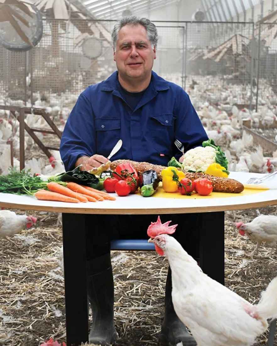 Ruud is een kippenhouder die zelf vegan eet en het liefst wil dat niemand meer eieren eet.