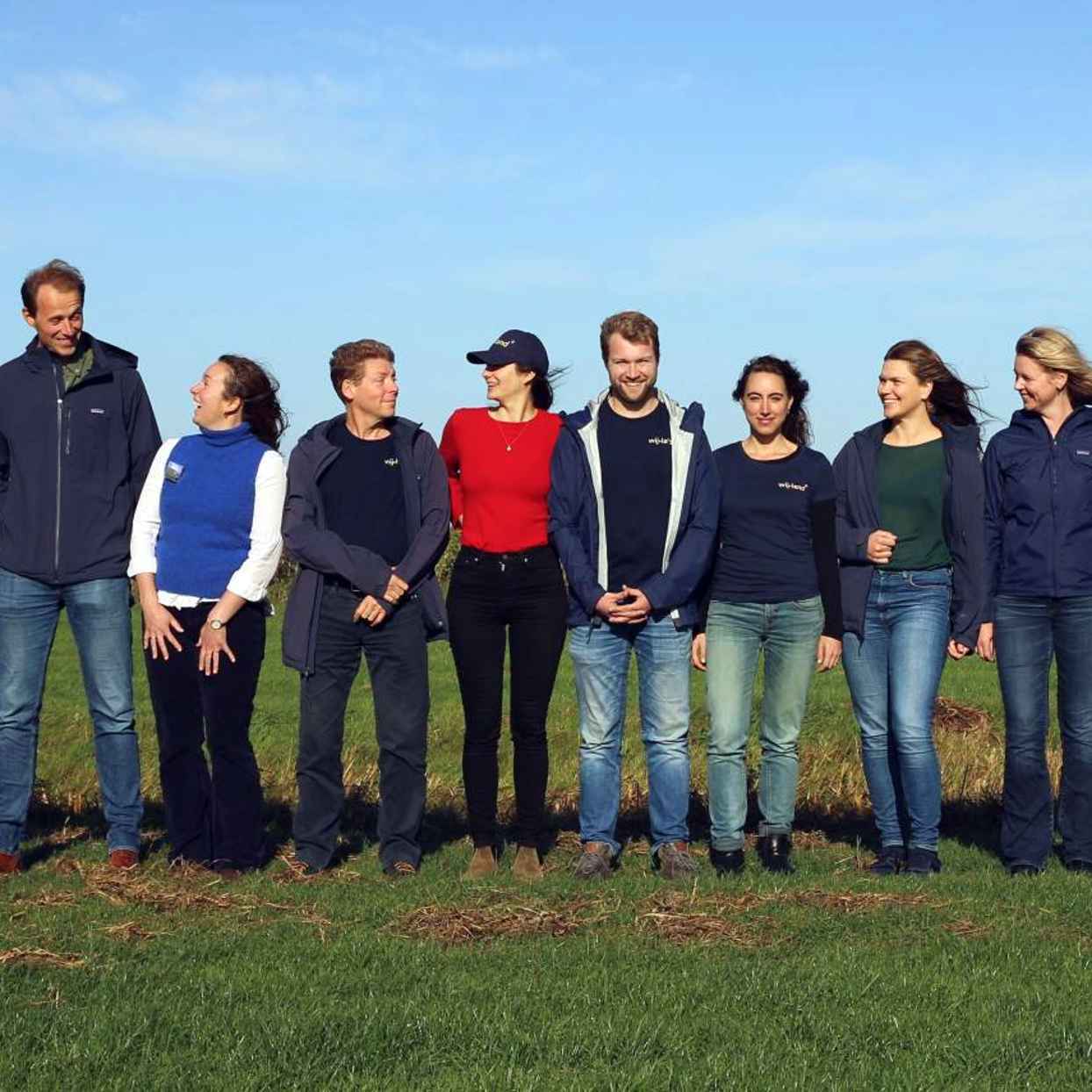 Het team van Wij.land op een rij op een wijland.