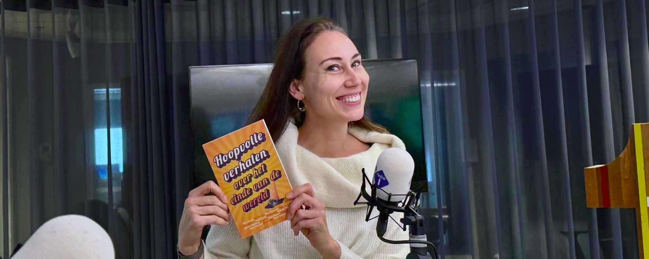 Kinderboekenauteur Anna Woltz met het boek 'Hoopvolle verhalen over het einde van de wereld'