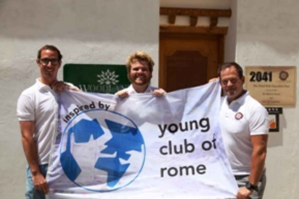 Spandoek met Young club of Rome